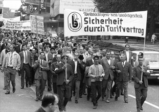 Strike by the Chemical, Paper and Ceramics Workers' Union begins in Cologne on 8.6.1971 with large