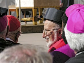 Cardinals in conversation, first papal audience, Pope Benedict XVI, Ratzinger, 27. 04. 2005, Piazza