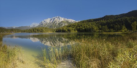 Lautersee, near Mittenwald, behind it the Karwendel Mountains, Werdenfelser Land, Upper Bavaria,