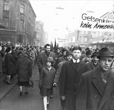 With black flags, miners of the Bismarck colliery and their relatives demonstrated against the