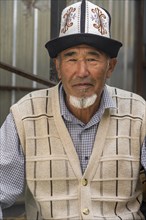 Man with traditional clothes, Uzgen Bazaar, Ösgön, Osh region, Kyrgyzstan, Asia