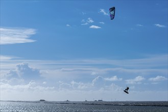 Kitesurfing on the North Sea, Lüttmoorsiel, Reußenköge, on the horizon Hallig Nordstrandischmoor,