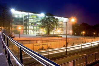 The new lecture hall centre at the Technical University of Dresden (1998) is exceptionally