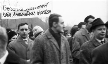 With black flags, miners of the Bismarck colliery and their relatives demonstrated against the