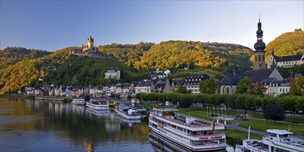 Town view of Cochem on the Moselle with Reichsburg Castle, Rhineland-Palatinate, Germany, Europe