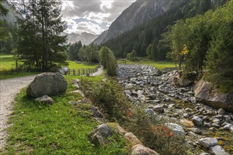 Hiking trail along the Stillup stream, Stilluptal, Stillupgrund, Mayrhofen, Zillertal Alps High