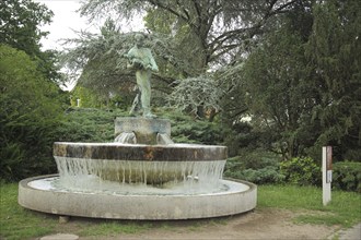 Worker monument, statue, fountain, crankshaft, bear, Rüsselsheim, Hesse, Germany, Europe