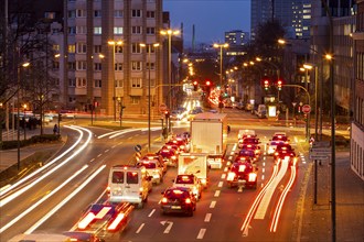 Evening city centre traffic in Essen, large intersection of Bismarckstrasse, B224, Friedrichstrasse