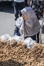 Vendor selling peanuts at a market stall, Uzgen Bazaar, Ösgön, Osh region, Kyrgyzstan, Asia