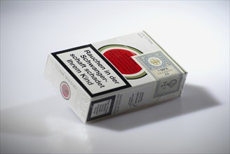 Lucky Strike cigarrette box, back with control band arole and warning Smoking during pregnancy is