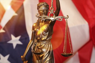 Symbolic image: Justitia in front of a USA flag