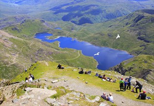 Walkers picnicking Lyyn Llydaw landscape, Mount Snowdon, Gwynedd, Snowdonia, north Wales, UK