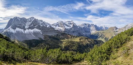 Mountain panorama with steep rocky peaks, view of Laliderspitze, Dreizinkenspitze and