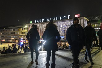 Cologne main station, station forecourt, evening, passers-by on their way, to, from the station,