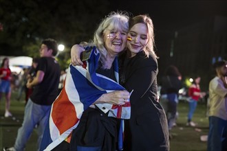 Cathreen (born in England and fan of the English team) together with her daughter Jamie (living in