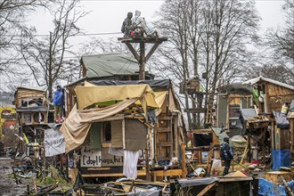 2nd day of the clearing of the hamlet Lützerath, by the police, of tree houses and huts, of climate