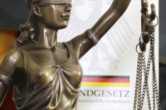 Close-up of a Justitia in front of the German constitution