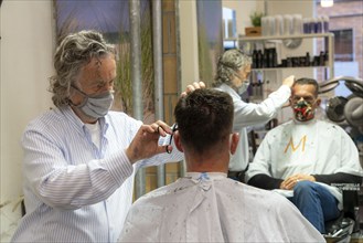 Hairdressing salon in Essen-Rüttenscheid, first customer after 6 weeks, shop closed due to Corona,