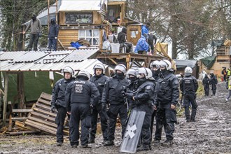 2nd day of the clearing of the hamlet Lützerath, by the police, of tree houses and huts, of climate