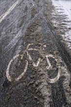 Onset of winter, poorly cleared cycle lane, in the city centre of Frankfurt, Hesse, Germany, Europe