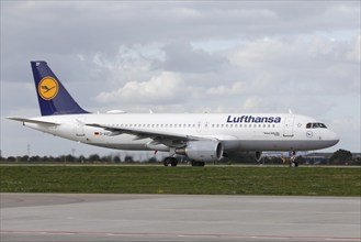 Lufthansa's Airbus A320 Fulda flying over the tarmac at BER Airport, Schönefeld, 11 October 2022