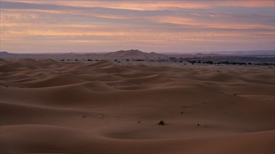 Sunrise in the desert, dunes, Erg Chebbi, Sahara, Merzouga, Morocco, Africa