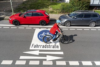 Bicycle road, cyclists have priority over car traffic, new cycle routes through Essen, here in the