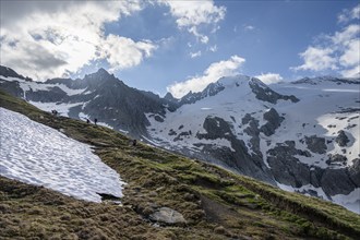 Mountaineer on a hiking trail, ascent to Schönbichler Horn, rocky summit Furtschaglspitze and