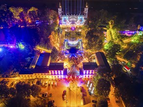 Around the three illuminated Elbe castles in Dresden, over 6000 visitors celebrated a balmy summer