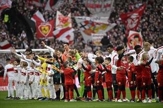 Teams, teams, children greet spectators in front of kick-off, start of match, MHPArena, MHP Arena