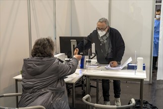 Start in the vaccination centre for corona vaccinations, in a hall of Messe Essen, for people over