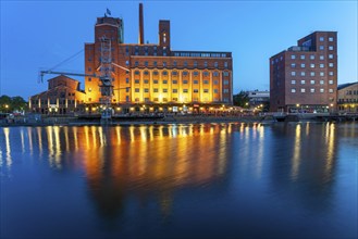 The inner harbour, in Duisburg, Werhahn-Mühle building on the left, granary with Explorado