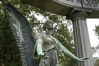 Count of the Anna and Leopold Engel family, angel figure, mourning figure, grave, Zehlendorf