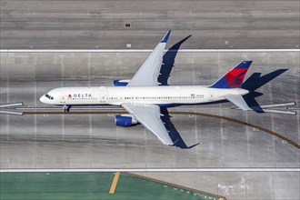 A Delta Air Lines Boeing 757-200 aircraft with registration number N546US at Los Angeles Airport,