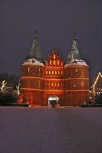 Europe, Germany, Schleswig-Holstein, Lübeck, Holstentor in winter at Christmas, Hamburg, Hamburg,