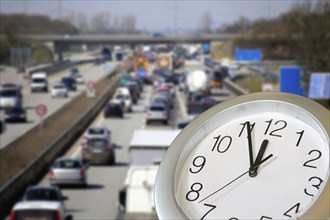 Symbolic image of traffic turnaround: Clock shows five to twelve