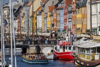 Nyhavn, in the Frederiksstaden district, canal cruise, harbour district with houses over 300 years