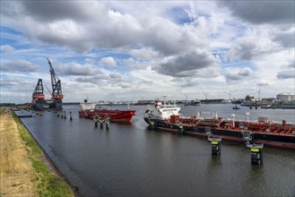 Petroleumhaven, Vopak Terminal Europoort, crude oil tank farm, over 99 large tanks, and 22 loading