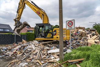 Flood on the Erft, on the outskirts of the Bliesheim district, Erftstadt, the household rubbish was