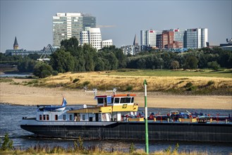 Rhine at Düsseldorf, extremely low water, Rhine level at 47 cm, falling, barge in front of the