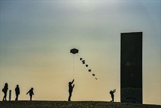 People flying a kite, sculpture by Richard Serra, Bramme for the Ruhr area on the Schurenbach spoil