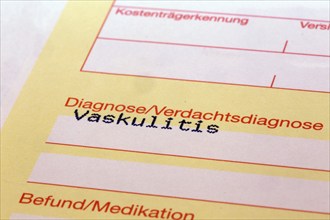 Symbolic image: Diagnosis of vasculitis on a doctor's referral. Vasculitis often occurs after