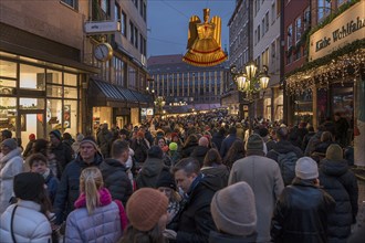 Tourists at the Nuremberg Christmas Market, Nuremberg, Middle Franconia, Bavaria, Germany, Europe