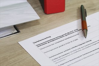 Symbolic image: Loan agreement (German) . Blank form lying on a desk