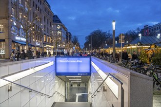 Christmas market, on Königsallee, Kö, Heinrich-Heine-Allee underground station, Christmas lights,