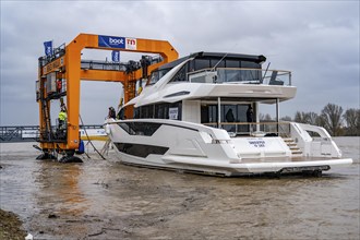 Craning the €6.3 million Sunseeker 88Y motor yacht, weighing 82 tonnes, in preparation for the