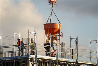 Construction site, new building, concreting work on a floor, Duisburg, North Rhine-Westphalia,