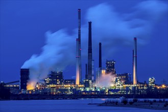 Rhine near Duisburg Bruckhausen, Marxloh, Thyssenkrupp Steel steelworks, blast furnaces, sintering