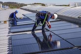 Installation of solar modules on the roof of a commercial enterprise, over 400 photovoltaic modules