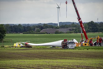 Transport of a 70 metre long rotor blade, construction of a wind power plant in a wind farm near